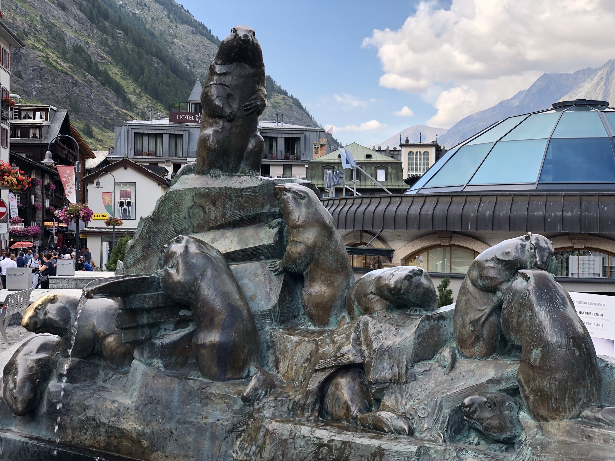 Marmot statue in front of the Zermatterhof
