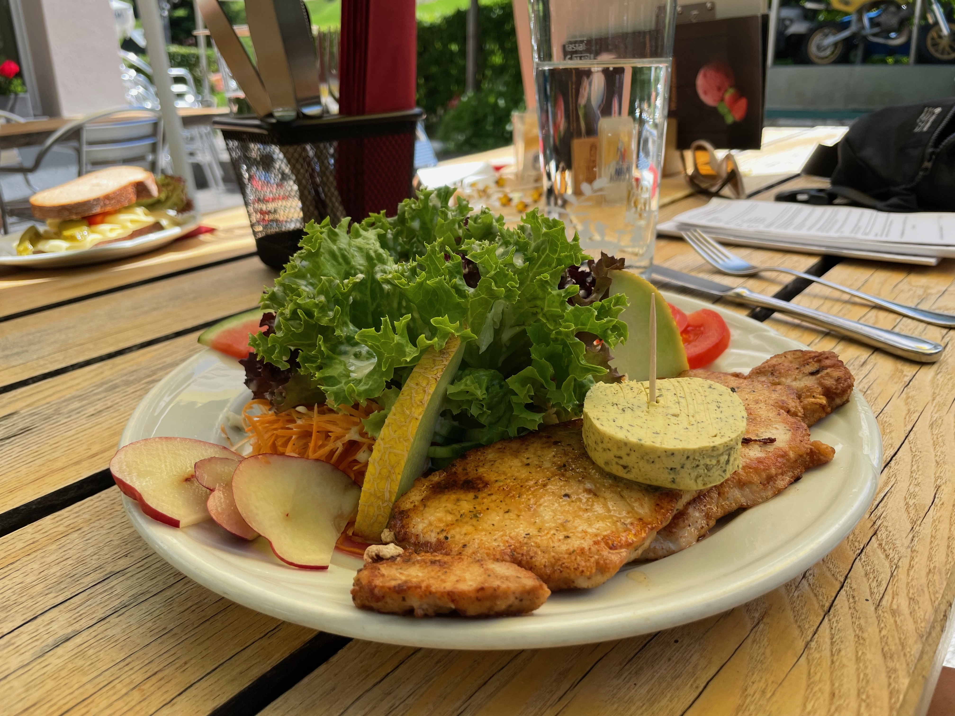 I got a Fitnessteller mit Schnitzel natur, or non-deep-fried schnitzel.