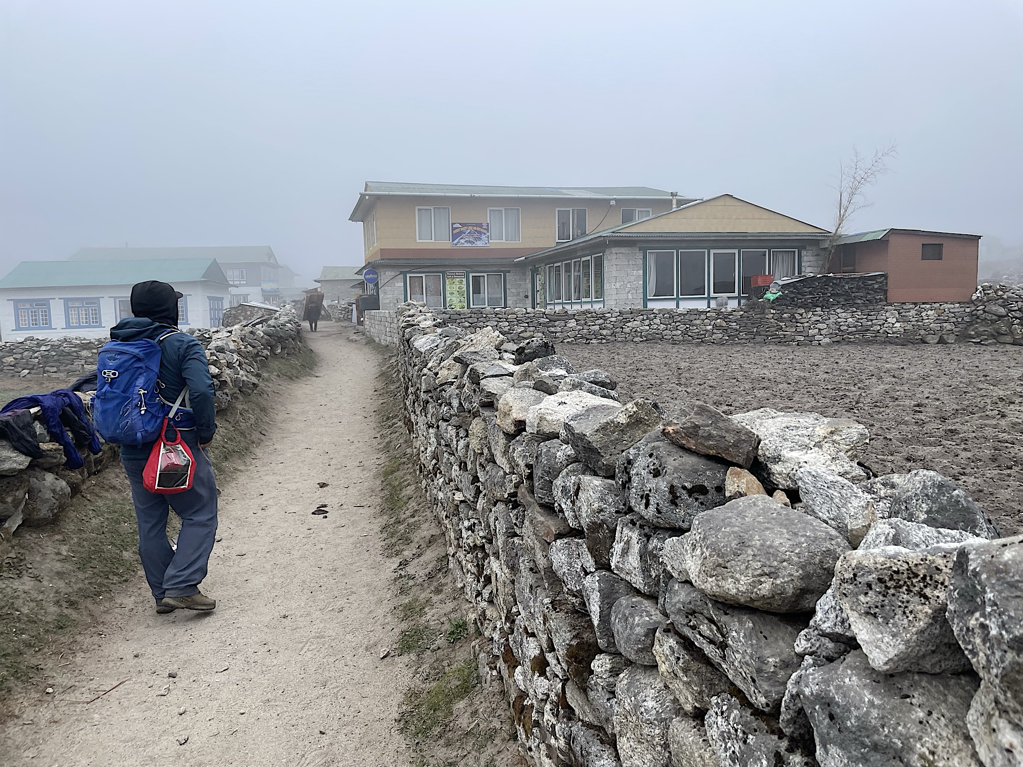 Snow started to fall as we left the hotel and headed to Khunde.